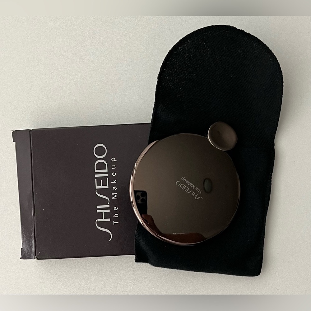 SHISEIDO makeup compact mirror. Total luxury and elegance. Functional daily use.